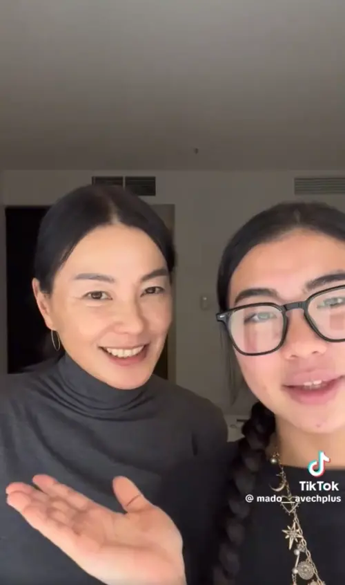 ▲江角真紀子(左)已經58歲,但皮膚緊緻透亮,皮膚甚至比在一旁的女兒好。(圖/翻攝自@mado___avechplus TikTok) ▲江角真紀子(左)已經58歲,但皮膚緊緻透亮,皮膚甚至比在一旁的女兒好。(圖/翻攝自@mado___avechplus TikTok)