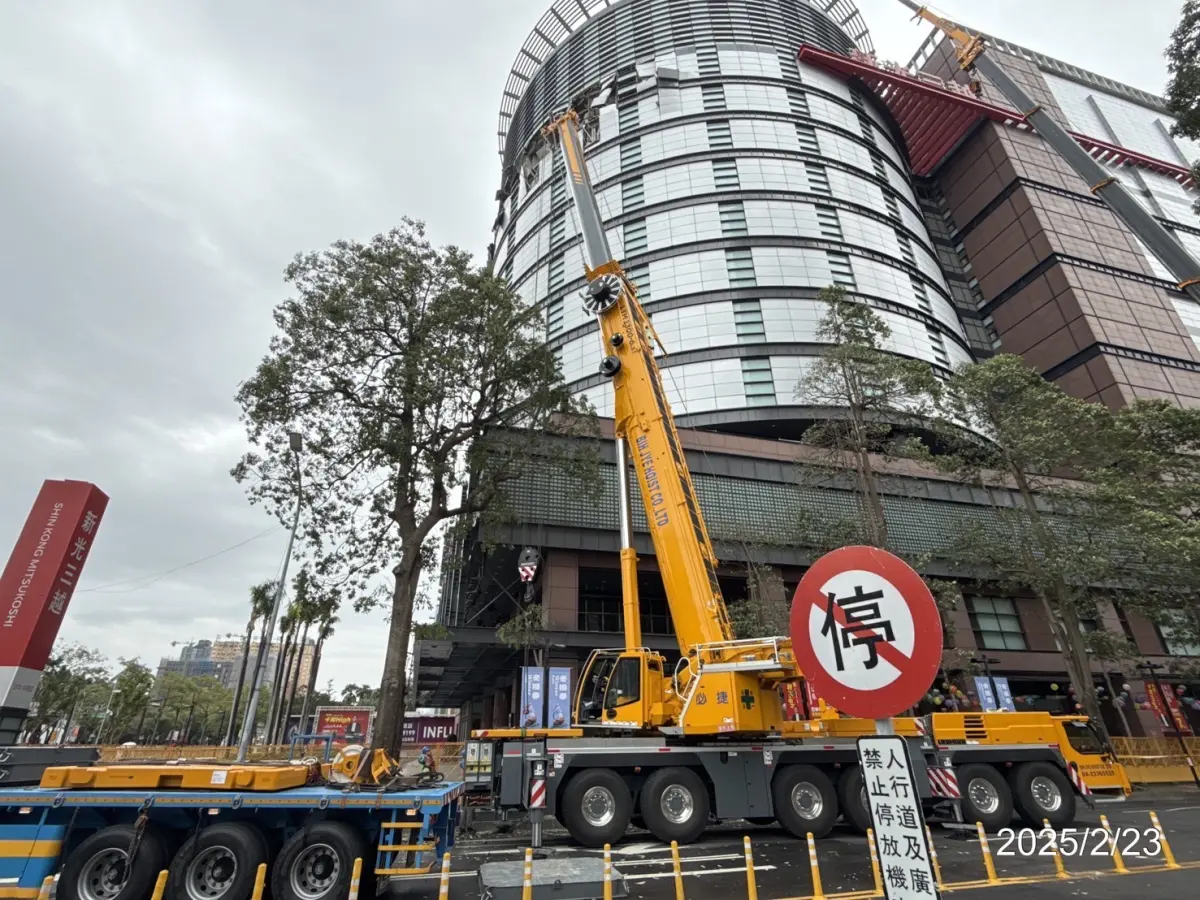 ▲台中新光三越發生氣爆意外至今12天，上午傳出施工工人聞到疑似瓦斯味，消防人員立即出動檢測，初步排除氣味與瓦斯有關。（圖／新光三越提供）