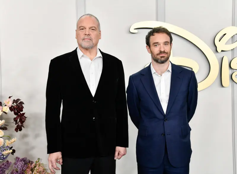 ▲文森唐諾費里奧（左）與查理考克斯在漫威影集《夜魔俠：重生》中分別扮演金霸王與夜魔俠，雖然戲裡針鋒相對，戲外卻是好友，覺得交情越好，演起仇恨對方的戲越過癮。（圖／美聯社／達志影像）