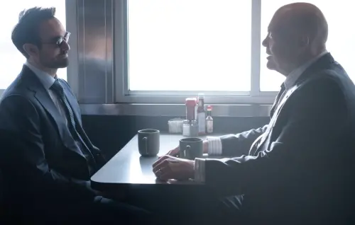 ▲夜魔俠（左）和金霸王是敵人，彼此間的交鋒仍會是影集《夜魔俠：重生》的重點之一。（圖／摘自IMDb）