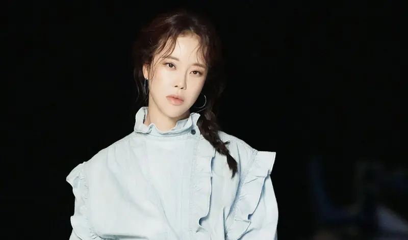 ▲韓劇OST女王白智英（又譯：白智榮）玩滑水道的姿勢笑翻網友，路人的nubra飄出水面也超爆笑。（圖／트라이어스 Naver blog）