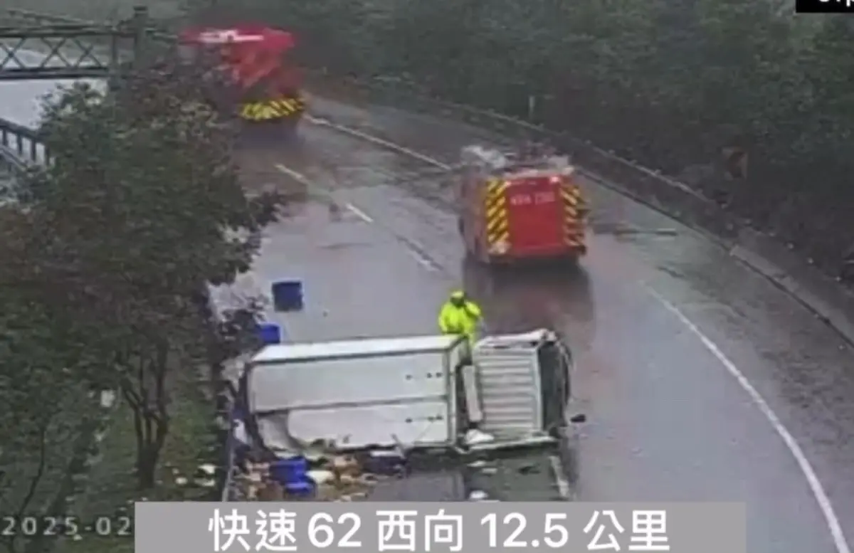 ▲小貨車疑天雨路滑不慎翻覆，車內羊肉爐、三色豆散落一地。（圖／翻攝畫面）