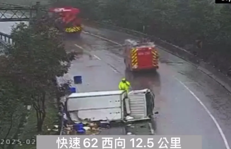 ▲小貨車疑天雨路滑不慎翻覆，車內羊肉爐、三色豆散落一地。（圖／翻攝畫面）