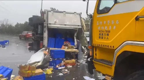 ▲小貨車疑天雨路滑不慎翻覆，車內羊肉爐、三色豆散落一地。（圖／翻攝畫面）