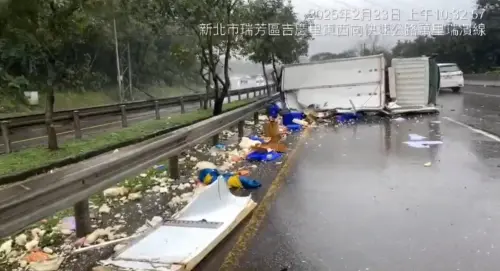 ▲小貨車疑天雨路滑不慎翻覆，車內羊肉爐、三色豆散落一地。（圖／翻攝畫面）