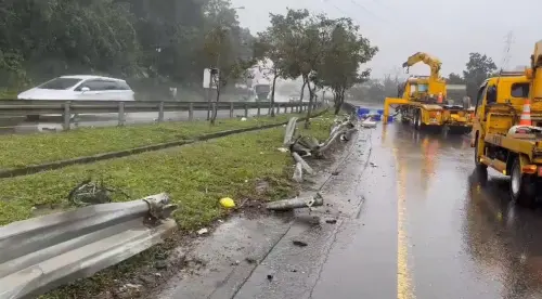 ▲小貨車疑天雨路滑不慎翻覆，車內羊肉爐、三色豆散落一地。（圖／翻攝畫面）
