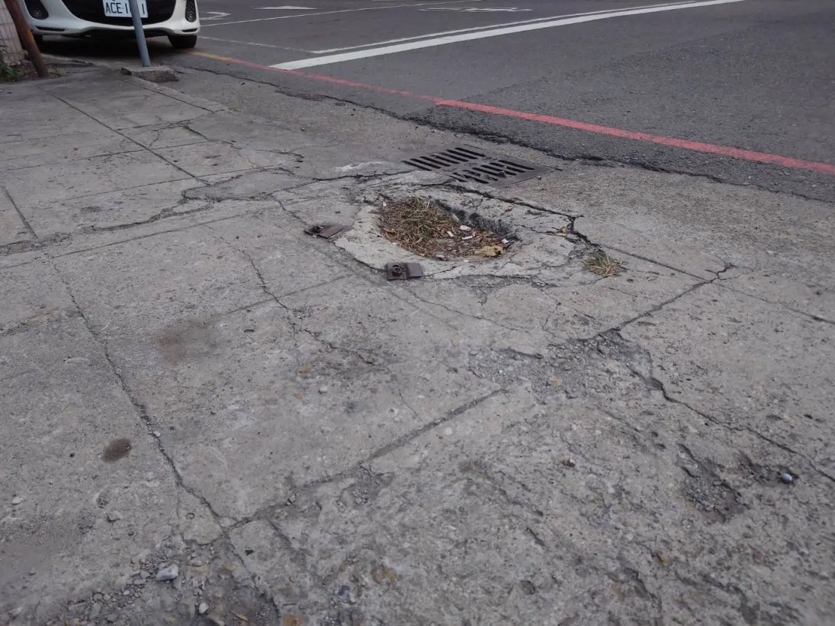 ▲北區中清路與美德街附近，人行道破損且高低落差大(圖／陳俞融提供2025.2.23)