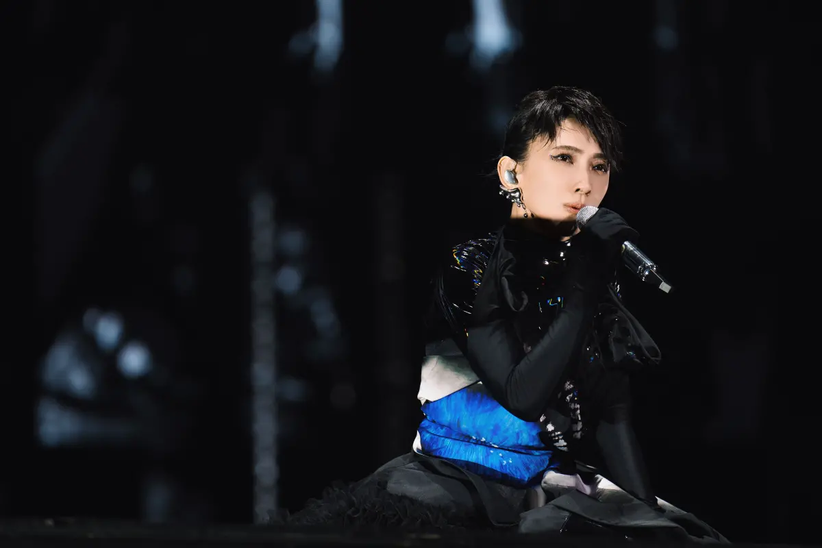 ▲戴佩妮在演唱會上唱《流星花園》片尾曲〈你要的愛〉悼念大S，還在現場雙手合十望天，讓全場歌迷都哭了。（圖／妮樂佛提供）