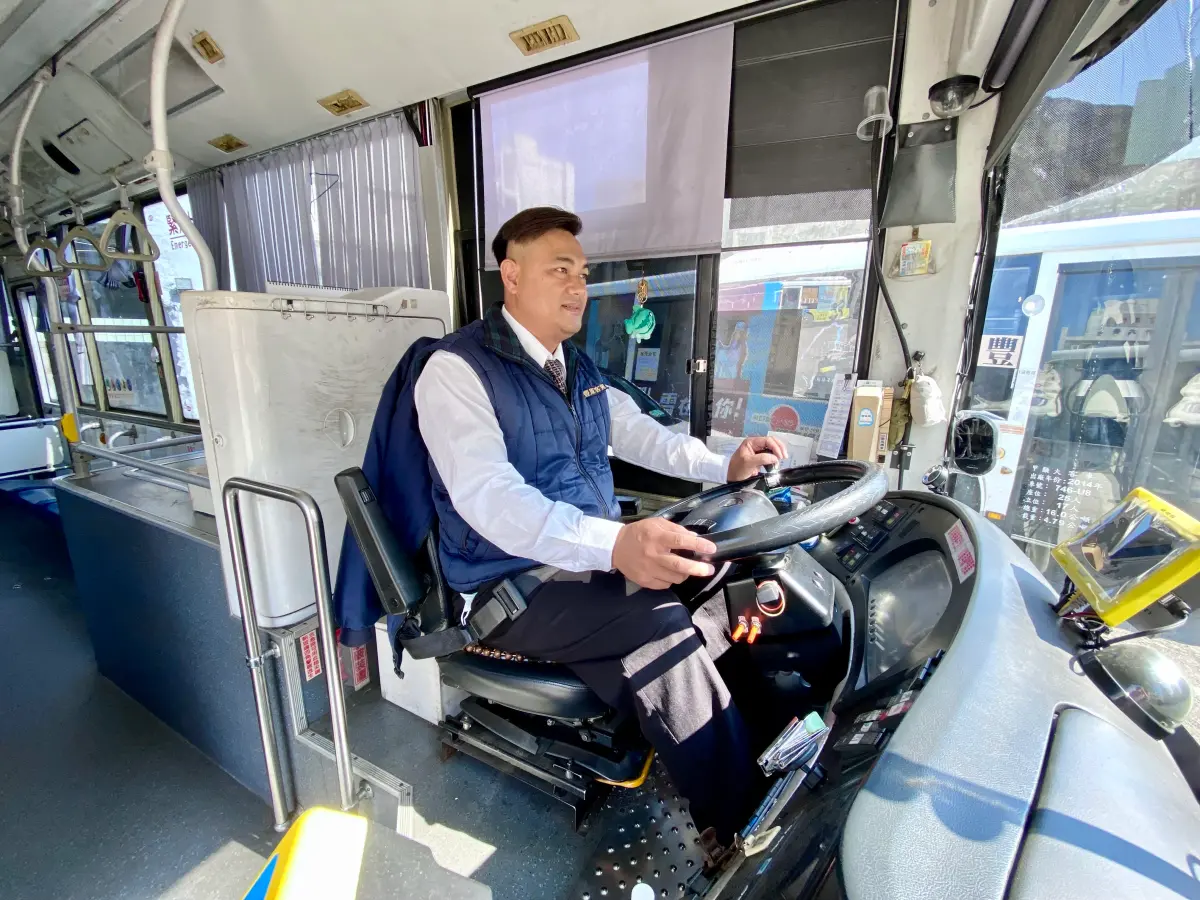 ▲豐原客運公車駕駛吾瑪斯.南卡芙蘭，榮獲交通局頒發愛心服務獎(圖／交通局提供2025.2.23)