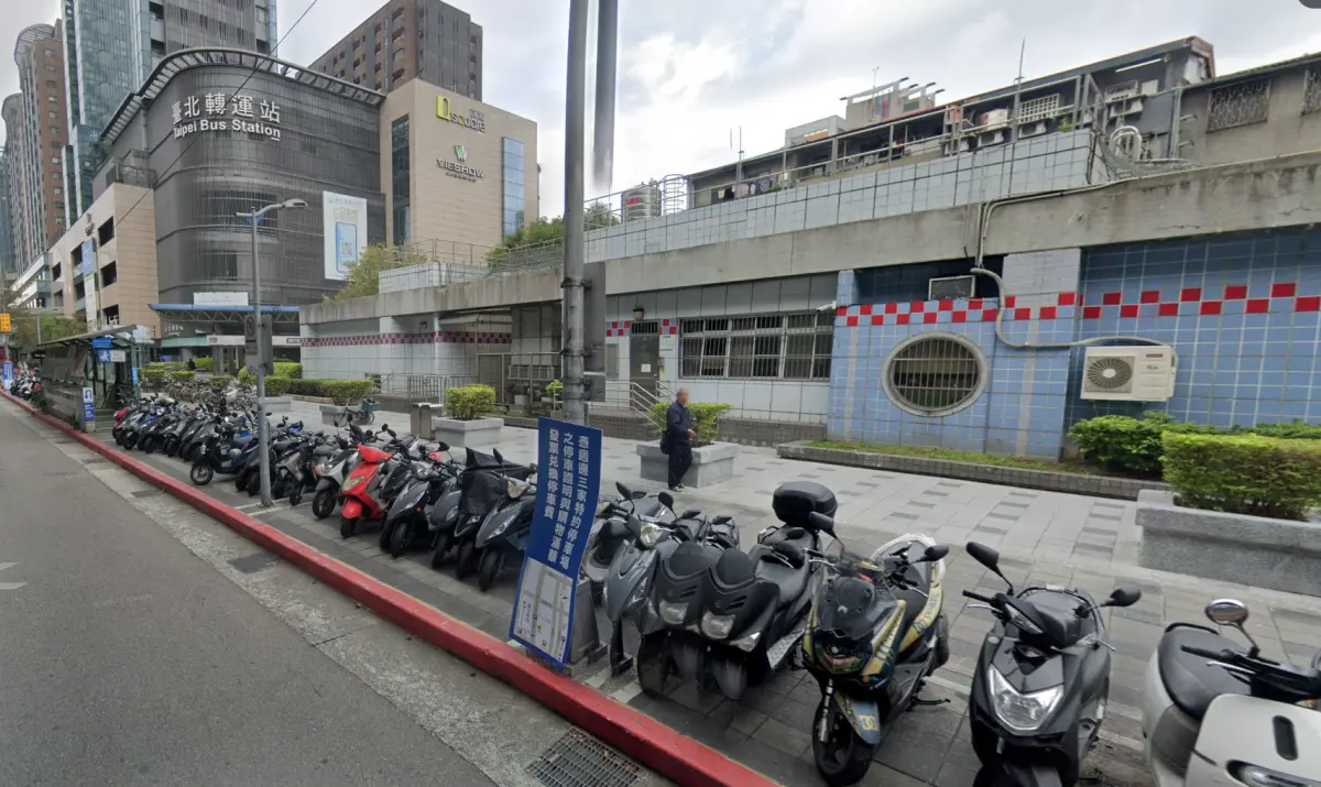 ▲近期台北市就宣布，台北轉運站旁的精華地段的400格停車位，將從3月3日開始採「計時收費」新政策。（圖／GoogleMaps）