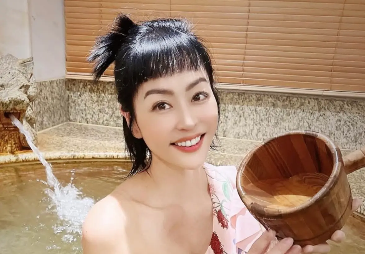 ▲抗癌藝人唐玲近日於出門用餐時，包包突遭竊，讓她驚慌不已，事後調監視器才發現遭街友偷走，並且街友表示早已把包包丟進垃圾桶！（圖／唐玲臉書）