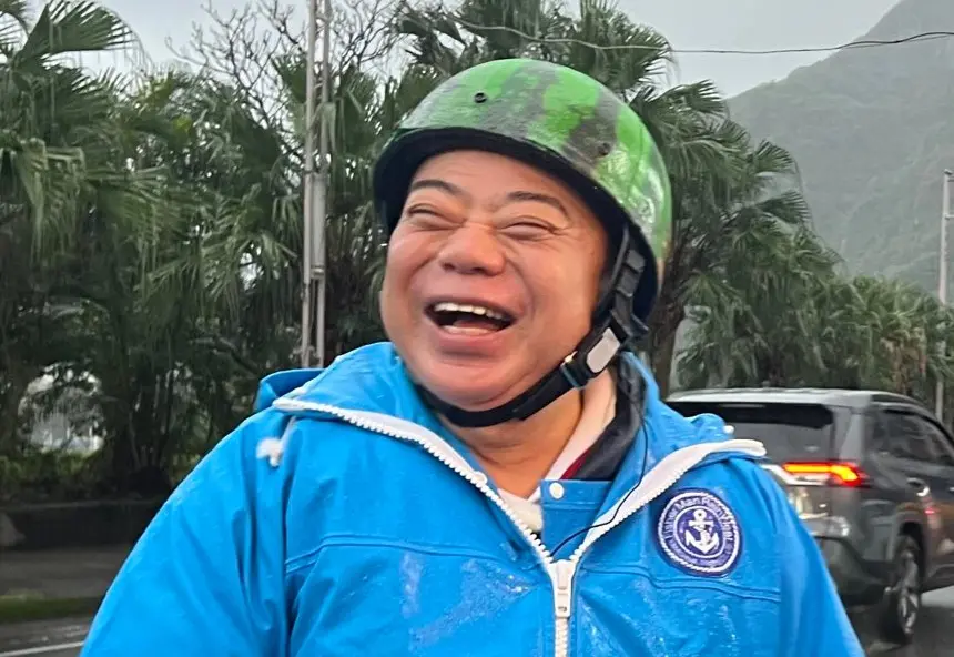 ▲「日本瓜哥」出川哲朗來台錄製《歐兜邁冒險趣》，戴著西瓜帽現身萬華、九份，讓鄉親們超HIGH。（圖／出川哲朗の充電させてもらえませんか？ X）