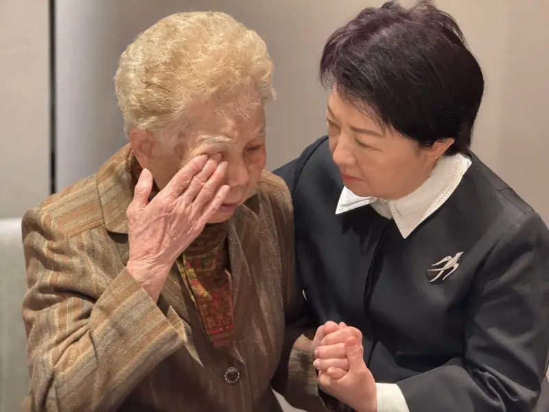 <p>▲台中市長盧秀燕到柯文哲父親靈堂捻香，慰問柯文哲母親。（圖／民眾黨提供）</p>