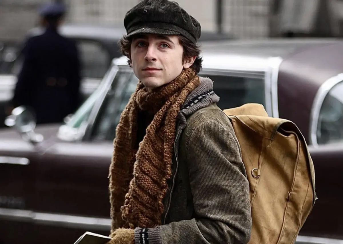 ▲《巴布狄倫：搖滾詩人》由「甜茶」提摩西夏勒梅扮演巴布狄倫，親自演唱片中的所有狄倫歌曲。（圖／摘自IMDb）