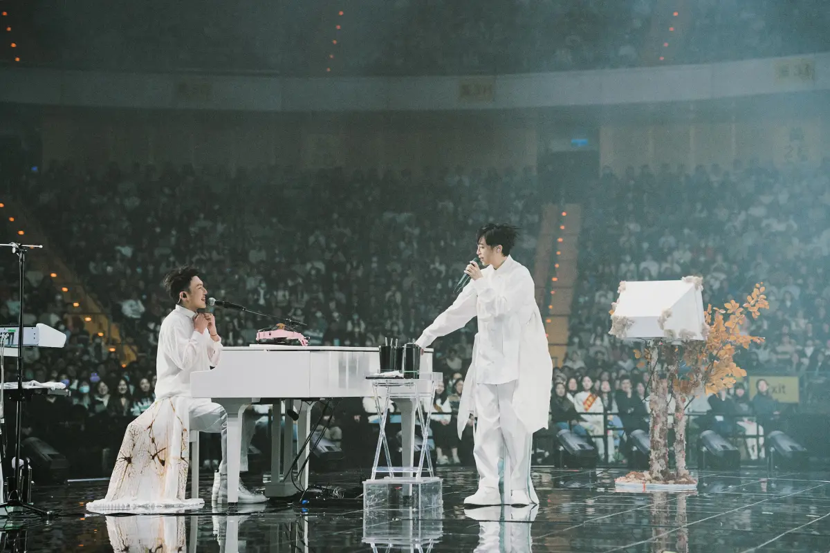 ▲Ella今日在台下看蘇打綠演唱會，但沒想到歌曲唱到一半的時候，阿龔（左）突自爆患隱疾，因為「蛋蛋的哀傷」被送急診。（圖／緒風提供）