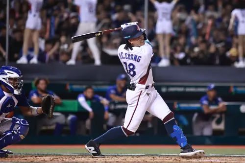 WBCQ世界棒球經典賽資格賽,張育成打出中華隊對尼加拉瓜的首安。(圖/記者葉政勳攝) ▲WBCQ世界棒球經典賽資格賽,張育成打出中華隊對尼加拉瓜的首安。(圖/記者葉政勳攝)