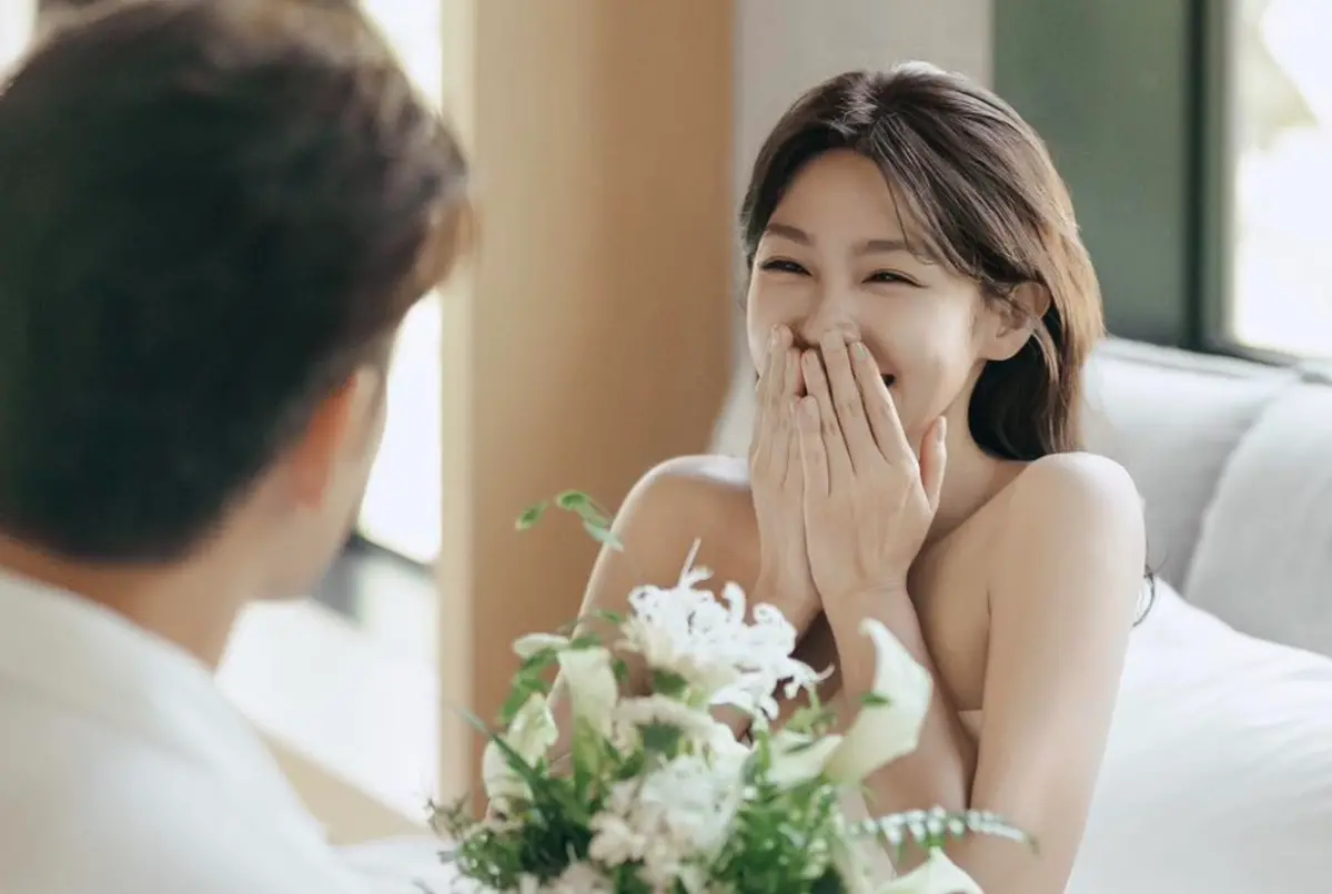 ▲曾智希（右）、陳志強（左）的婚禮進入倒數階段，曾智希曬出超甜婚紗照，可是男方卻沒露正臉，原來是因為陳志強認為新娘才是重點。（圖／曾智希IG）