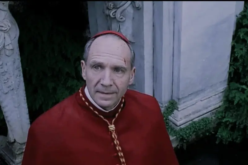 ▲在《哈利波特》系列扮演佛地魔、觀眾很熟悉的雷夫范恩斯，今年以《秘密會議》獲奧斯卡影帝提名，雖然有好評，得獎呼聲卻仍未特別高，只能期待成為黑馬。（圖／摘自IMDb）