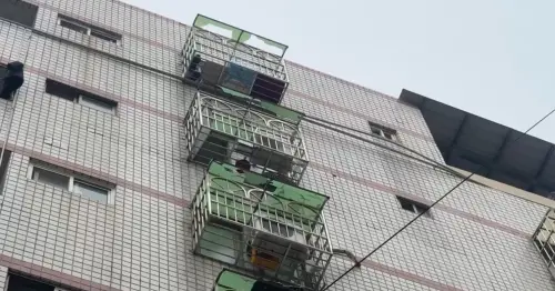 ▲蔡姓嫌犯鄰居的窗台遮雨棚被打成馬蜂窩，甚至整片破裂。（圖／警方提供）