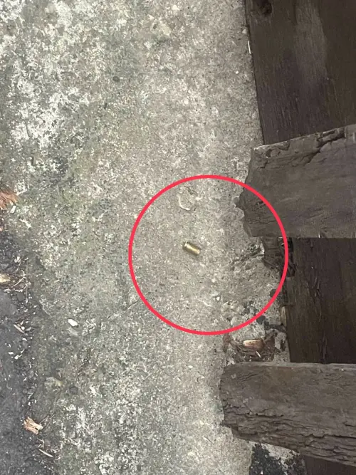 ▲蔡姓嫌犯朝租屋處外開槍，民宅附近遺留彈殼。（圖／翻攝畫面）