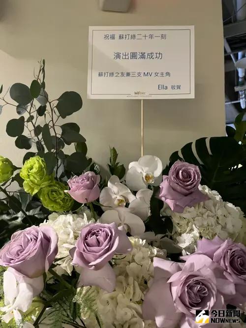 ▲Ella送花籃給蘇打綠。（圖／記者朱祖儀攝）