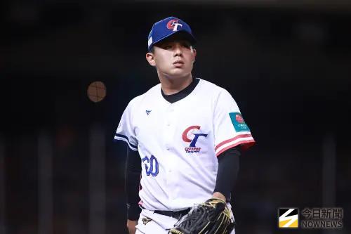 ▲富邦悍將的終結者曾峻岳，能投出接近160公里的剛速球。（圖／記者葉政勳攝）