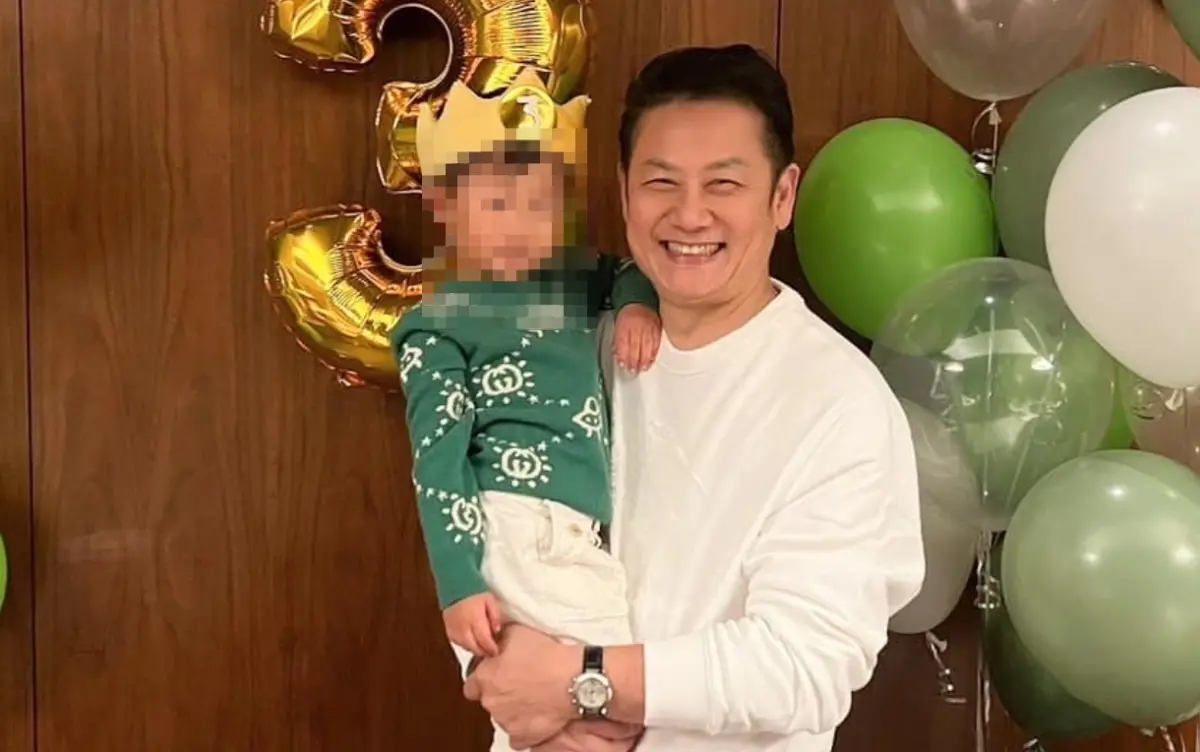 ▲徐乃麟（右）貼出3歲外孫（左）的照片竟引來酸民留言，他憤怒喊告，更說自己今日會去酸民的學校找人，開嗆對方：「沒告死你不罷休」。（圖／徐乃麟臉書）