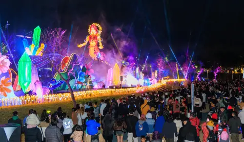 親眼看看有多醜!網路熱議中台灣燈會女媧 引數百萬人「蛇過來」 ▲昨晚的2025中台灣元宵燈會終場主燈秀,人潮滿滿。(圖/台中市政府提供,2025.02.24)