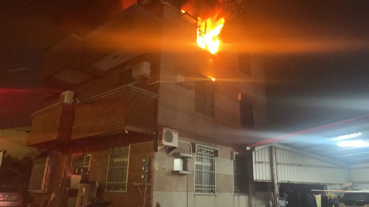 ▲台南新化區崙子頂一處民宅於凌晨1時40分許發生火警，所幸屋內8人皆及時逃離，僅屋主人兒子遭嗆傷送醫。（圖／台南市消防局提供）