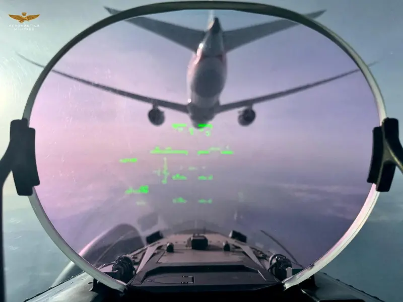 ▲美國航空客機收到炸彈威脅,義大利戰機緊急升空護航,戰機視角曝光。(圖/路透社/達志影像)