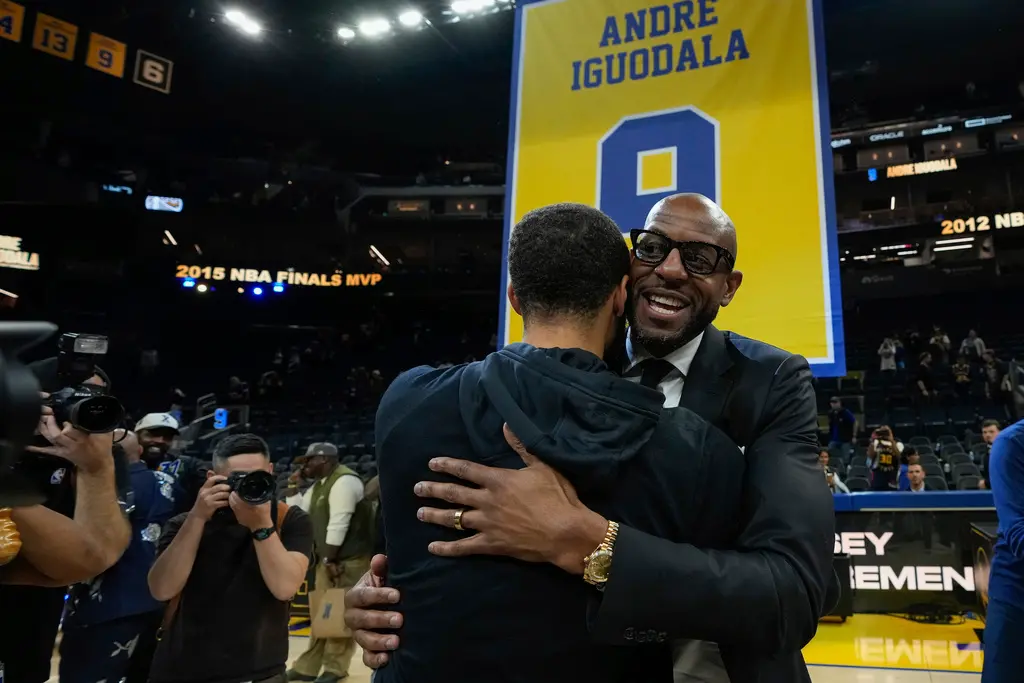 ▲金州勇士隊於今（24）日在大通中心（Chase Center）舉行儀式，向Andre Iguodala致敬，這場儀式是在勇士隊以126：102擊敗達拉斯獨行俠隊後舉行的。（圖／美聯社／達志影像）