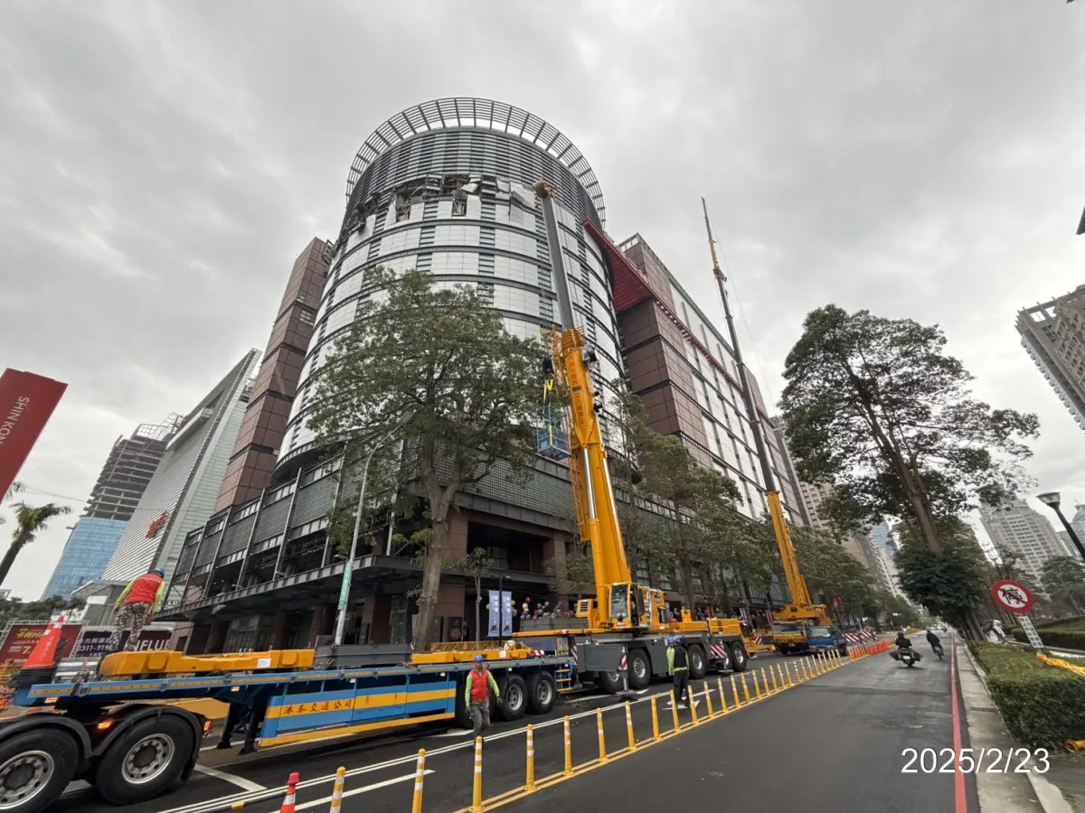▲吊車等重具已進駐新光三越前，執行外牆附掛物掉落緊急搶災工作。（圖／台中市政府提供，2025.02.24）