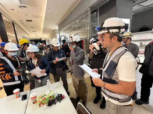 ▲專業技師建築師、營造廠、新光公司人員進入建築物內共同勘檢安全。（圖／台中市政府提供，2025.02.24）