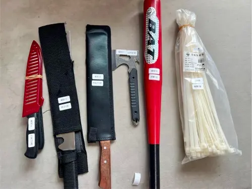 ▲警方查扣毒品咖啡包51包、毒品愷他命8包，字畫2幅、幫派口號布條數面及教戰守則、束帶1包，球棒1支、小斧頭1把、西瓜刀1把、砍刀1把、小尖刀1把等證物。（圖／警方提供）