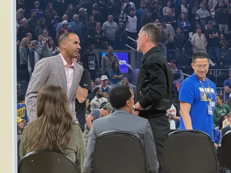 ▲金州勇士今（24）日在主場退休王朝功臣Andre Iguodala的球衣，吸引許多籃壇名人到場，其中就包括洛杉磯湖人隊的總經理兼籃球事務副總裁Rob Pelinka，以及獨行俠總經理Nico Harrison，兩人也在賽前進行了簡短談話，ESPN轉播也多次帶到兩人同框的鏡頭。（圖／取自Anthony Slater X）