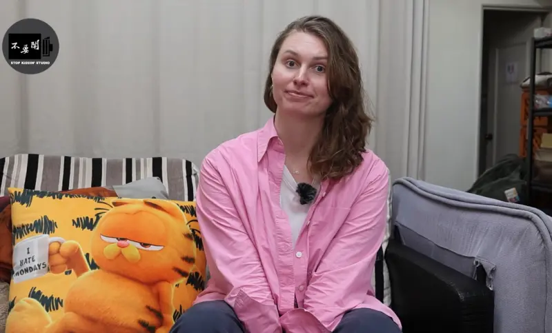 ▲一名來自波蘭的女歌手Sylwia，堅定地選擇了來台灣當台大交換生，且她才來短短一週，就愛上台灣獨特的科技、醫療、民主氛圍與自然景觀。（圖／取自YT「不要鬧工作室」）