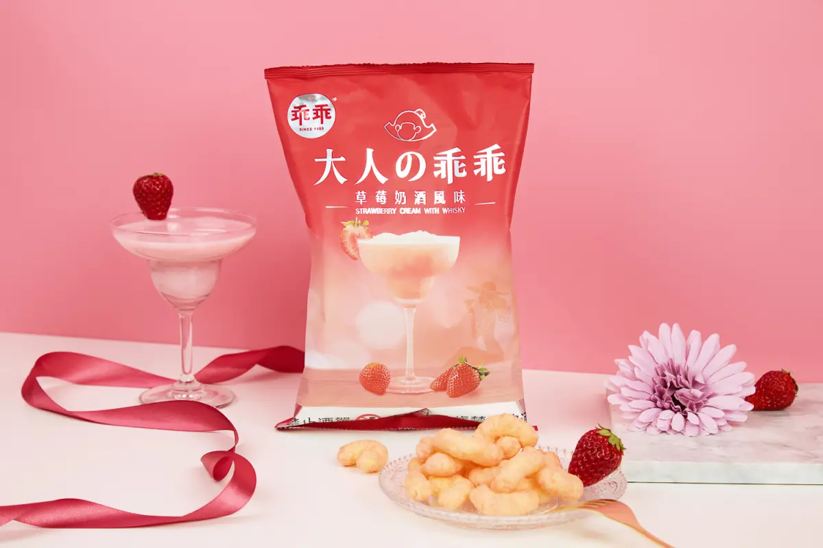 ▲家樂福獨家開賣「大人的乖乖」的新品「草莓奶酒風味」引發話題。（圖／品牌提供）