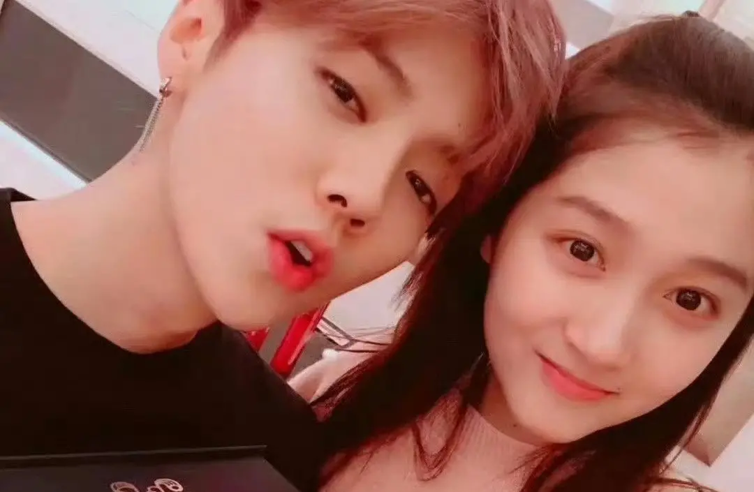 ▲關曉彤（右）今日現身機場，被網友發現左手無名指上戴有一枚戒指，甚至有人還推測這枚戒指是鹿晗（左）送的「求婚戒」，讓CP粉嗑翻天。（圖／翻攝自微博）