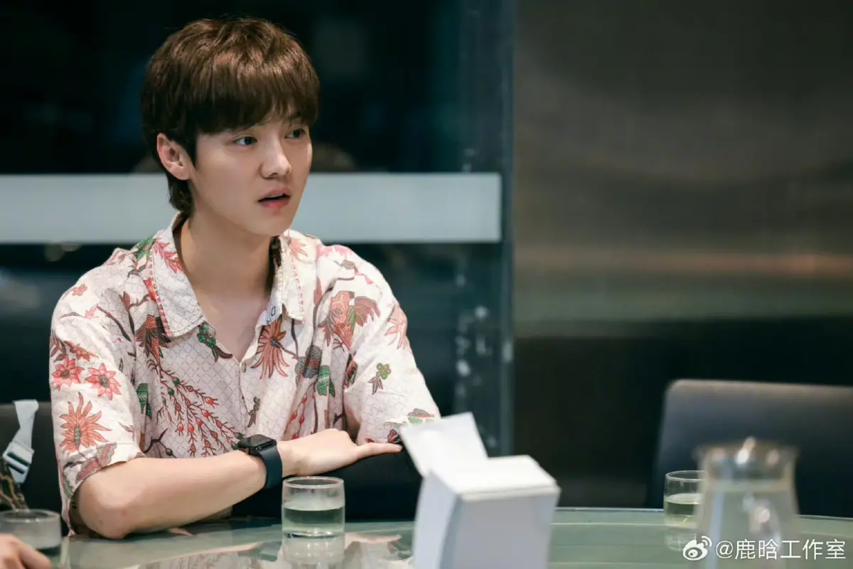 ▲鹿晗（左）近日被爆分手關曉彤（右），他昨晚深夜買醉畫面曝光，同場的還有好前輩鄧超。鄧超不僅陪鹿晗吃飯喝酒，還被拍到攬肩安慰他。（圖／翻攝自微博）