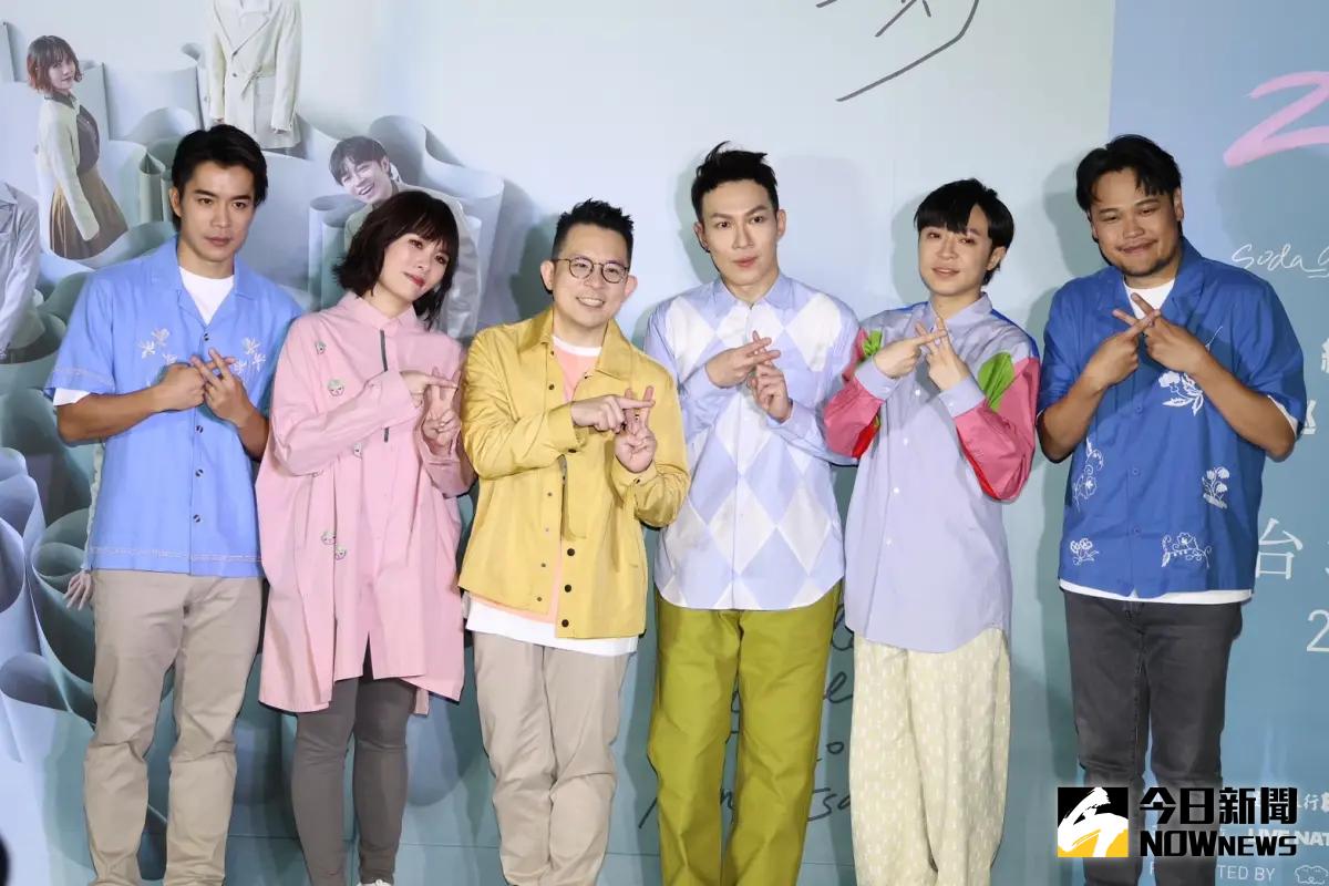 ▲蘇打綠青峰（右二）透露，近年來覺得自己「聲音不太對」，暫時不會再挑戰巡迴演唱會，但願意到高雄加場，還笑說希望張學友可以借舞台給他們。（圖／記者朱永強攝）