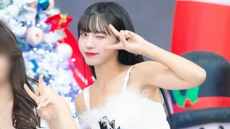 ▲朴恩惠在WBCQ世界棒球經典賽資格賽場邊SOLO時，直接將球衣外套脫掉，露出身上的黑色小可愛，火辣指數爆表，這段畫面在網路上瘋傳，她本人也害羞表示：「覺得太好了，沒有丟老闆的臉。」（圖／朴恩惠IG）