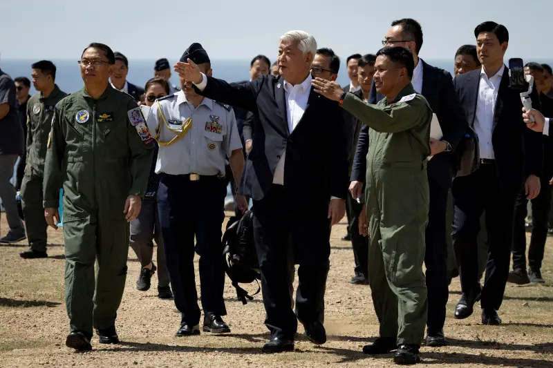 ▲圖為日本防衛相中谷元參觀菲律賓重要軍事基地。（圖／路透社／達志影像）