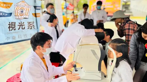 中臺科大師生打造健康驛站 守護廍子社區民眾健康 ▲中臺科大視光系學生提供民眾視力檢測,(圖/中臺科大提供)