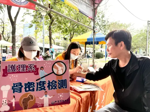 中臺科大師生打造健康驛站 守護廍子社區民眾健康 ▲中臺科大護理系師生為民眾做骨密度檢測。(圖/中臺科大提供)