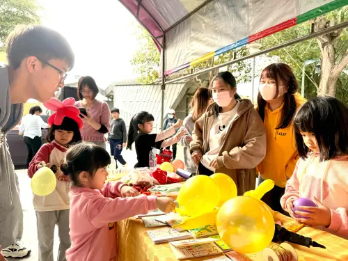 中臺科大師生打造健康驛站 守護廍子社區民眾健康 ▲兒教系師生設立泡泡樂園,與小朋友進行氣球遊戲,寓教於樂。(圖/中臺科大提供)