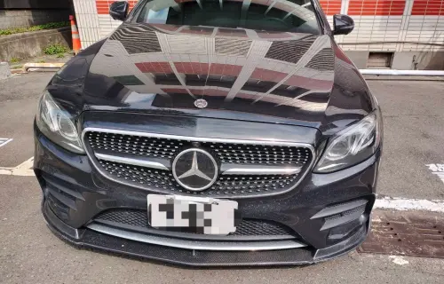 吳姓男子用「假車牌」開車上路,因為太假了,被巡邏員警察覺有異,一查果然發現吳男駕照被吊扣中,將他移送法辦,車也被移管。(圖/警方提供) ▲吳姓男子用「假車牌」開車上路,因為太假了,被巡邏員警察覺有異,一查果然發現吳男駕照被吊扣中,將他移送法辦,車也被移管。(圖/警方提供)