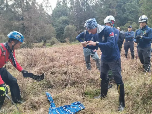 ▲20日傳出一名丁姓男子在水樣森林迷路、失聯，經過多日搜尋，終於在今（24）日找到丁男，四肢無力但意識清楚。（圖／嘉義縣消防局提供）