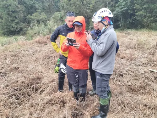 ▲20日傳出一名丁姓男子在水樣森林迷路、失聯，經過多日搜尋，終於在今（24）日找到丁男，四肢無力但意識清楚。（圖／嘉義縣消防局提供）