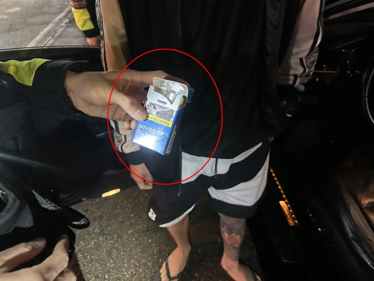 ▲員警攔查時，賴男神情緊張，不慎掉落K他命粉末殘渣罐，最終當場查扣K他命香菸兩支及粉末殘渣罐（圖/記者鄧力軍翻攝）