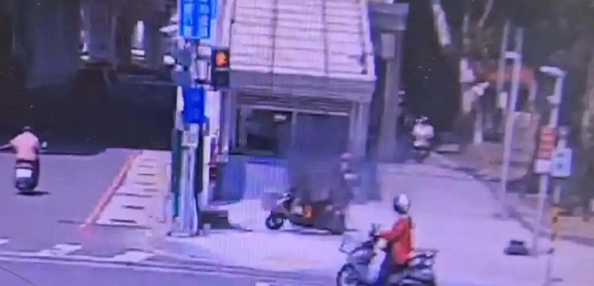 ▲高雄楠梓一名68歲柳姓婦人，今日中午12時40分許，機車騎到一半突然起火燃燒。（圖／警方提供）